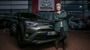 Eva Samková s týmem si převzala nové vozy Toyota